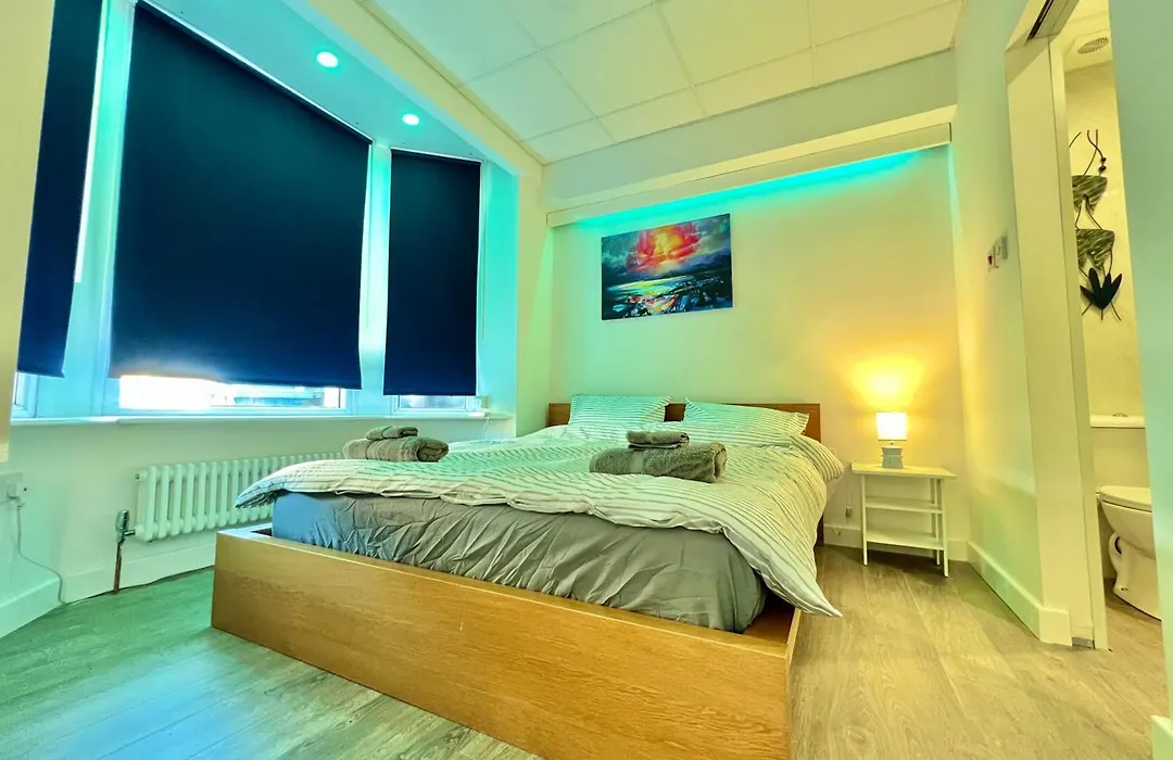 Lux Super King Private Bath Mediacity, Mufc, Salford-1