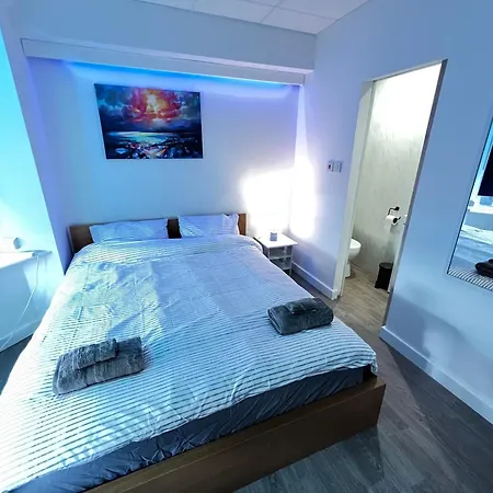 Lux Super King Private Bath Mediacity, Mufc, Salford-2